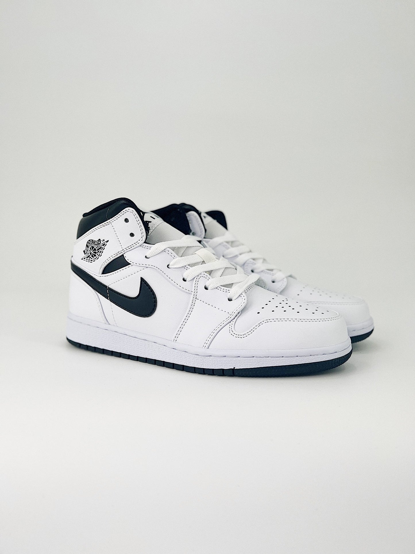 ﻿Nike Air Jordan 1 Mid White Black