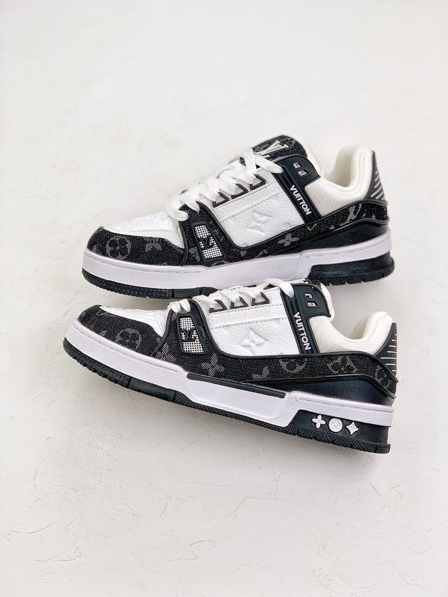 LOUIS VUITTON Trainer White Black