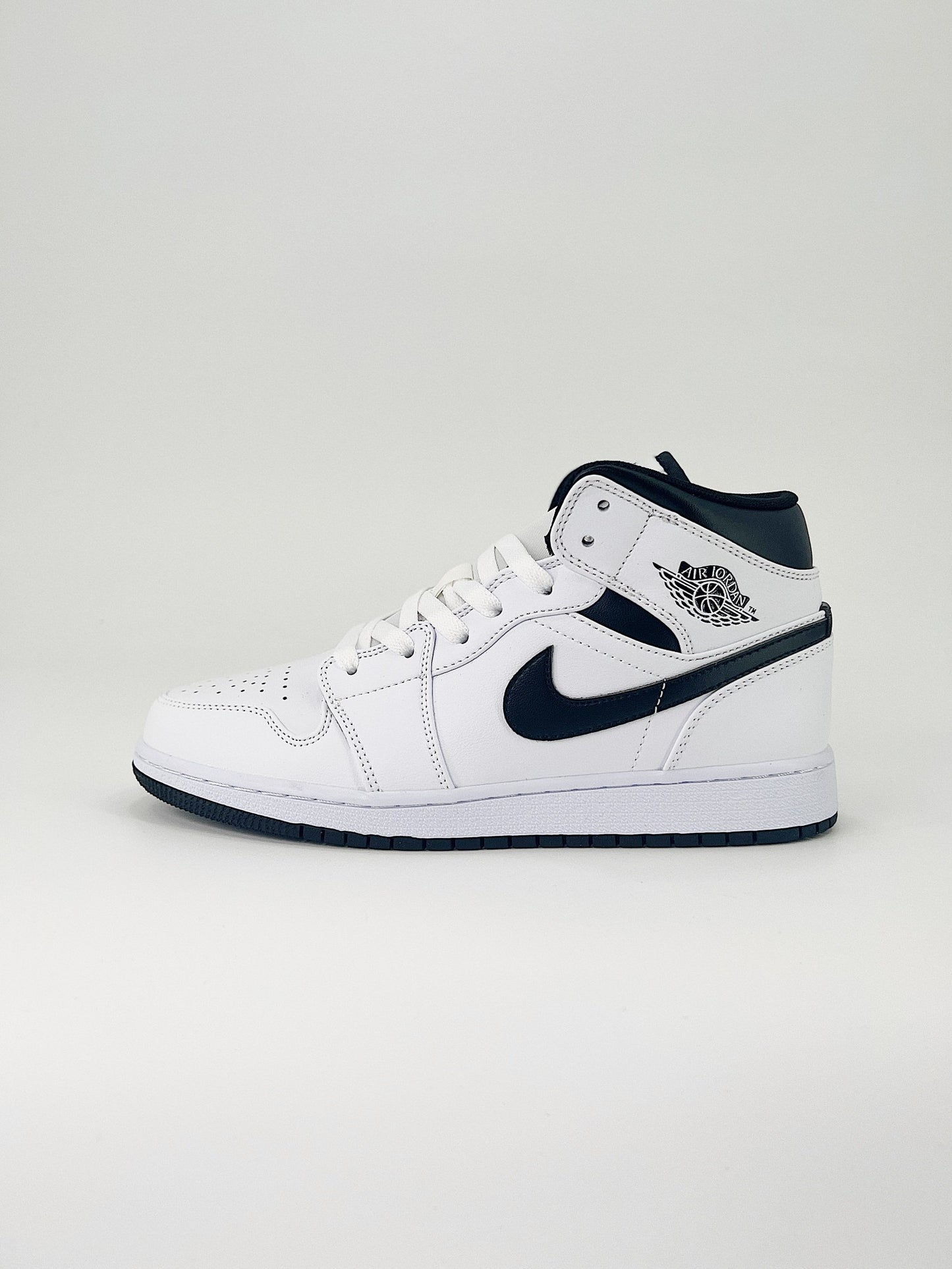 ﻿Nike Air Jordan 1 Mid White Black