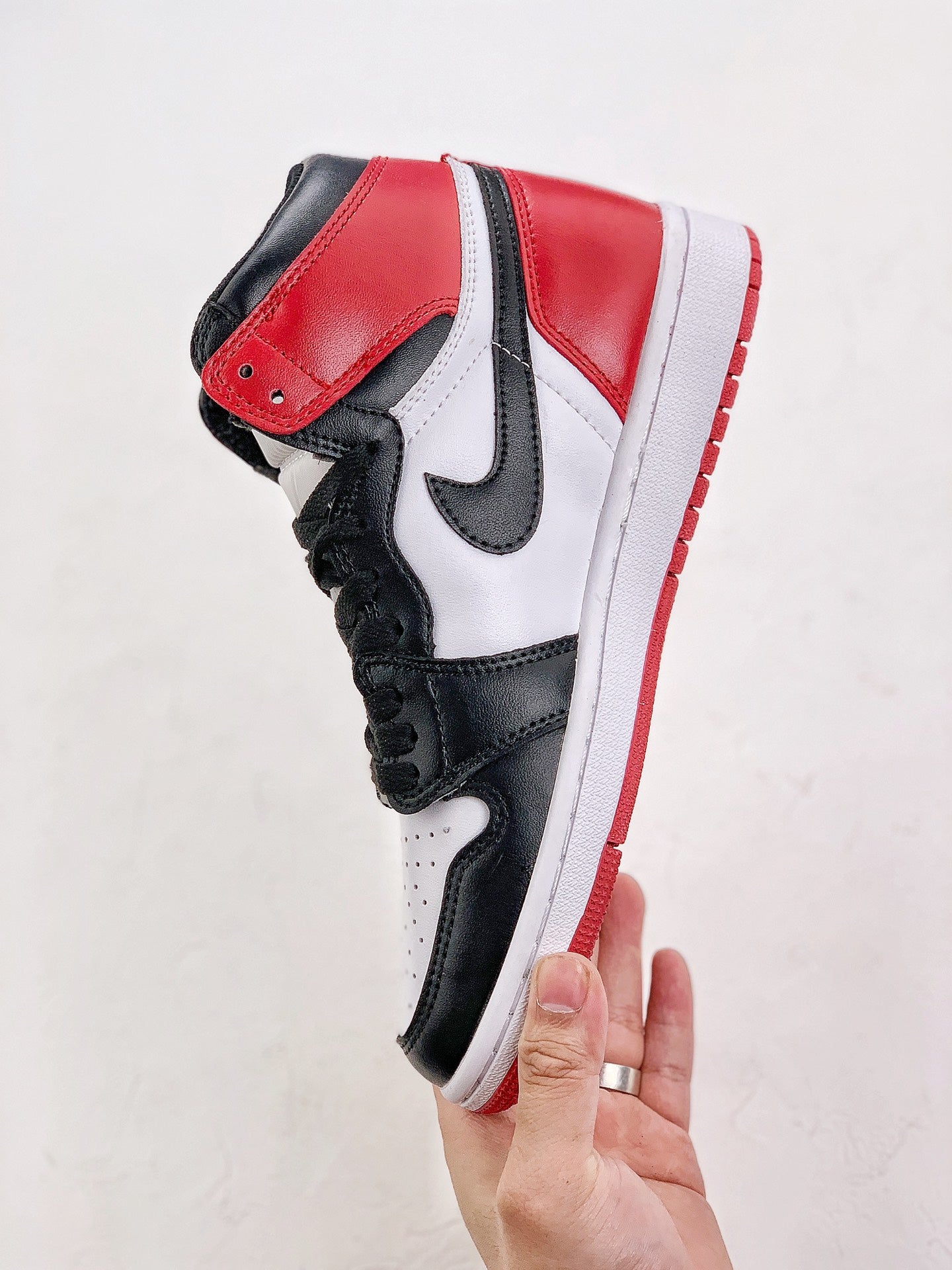 Nike Air Jordan 1 Retro High OG Black Toe