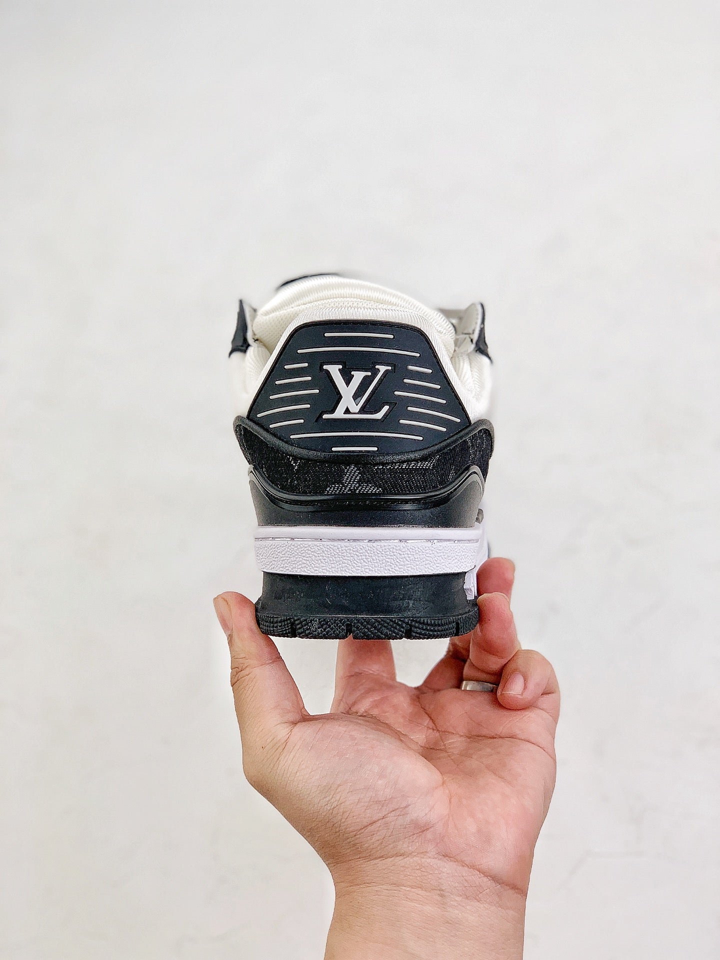 LOUIS VUITTON Trainer White Black