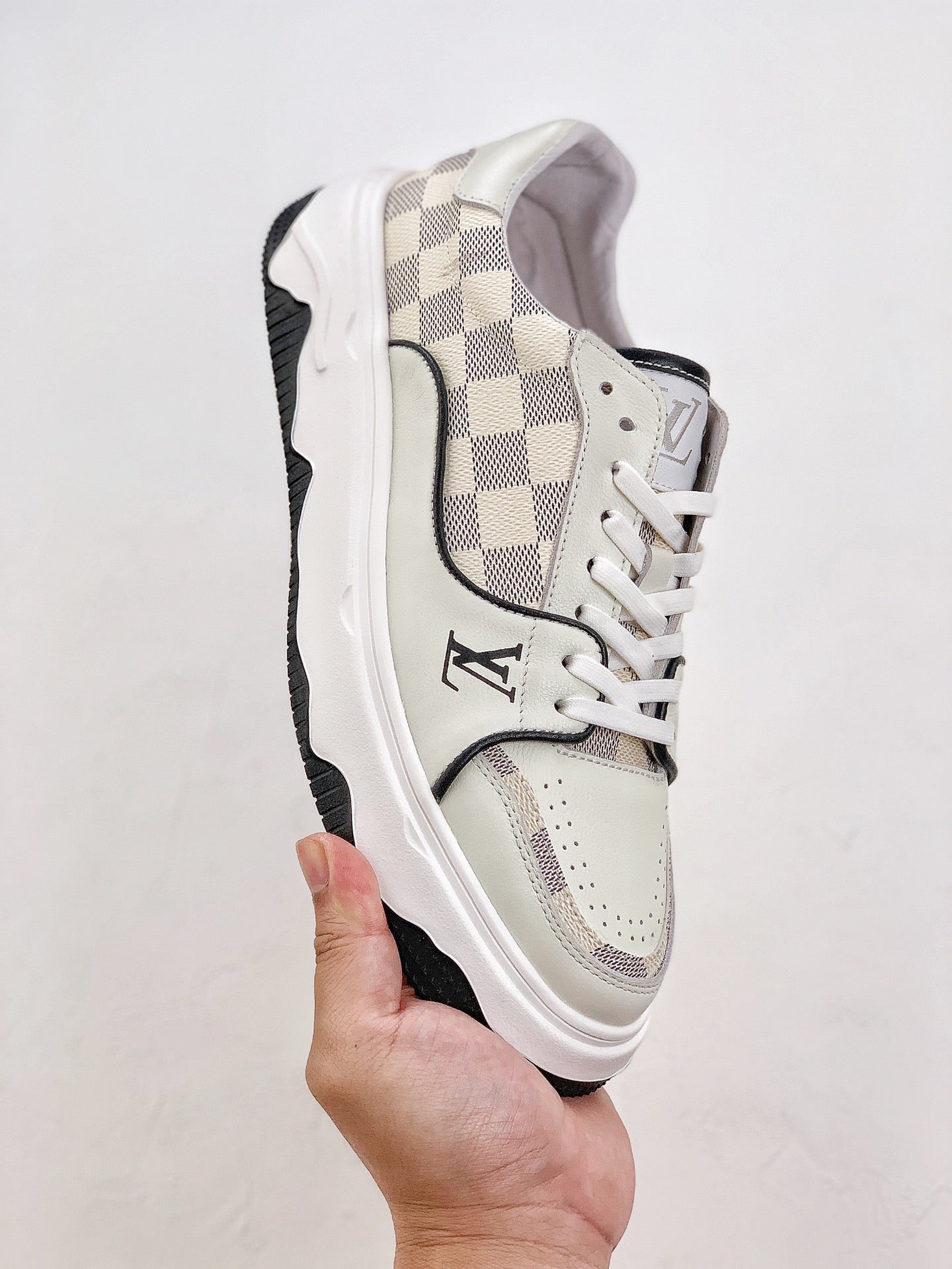 LOUIS VUITTON Trainer White