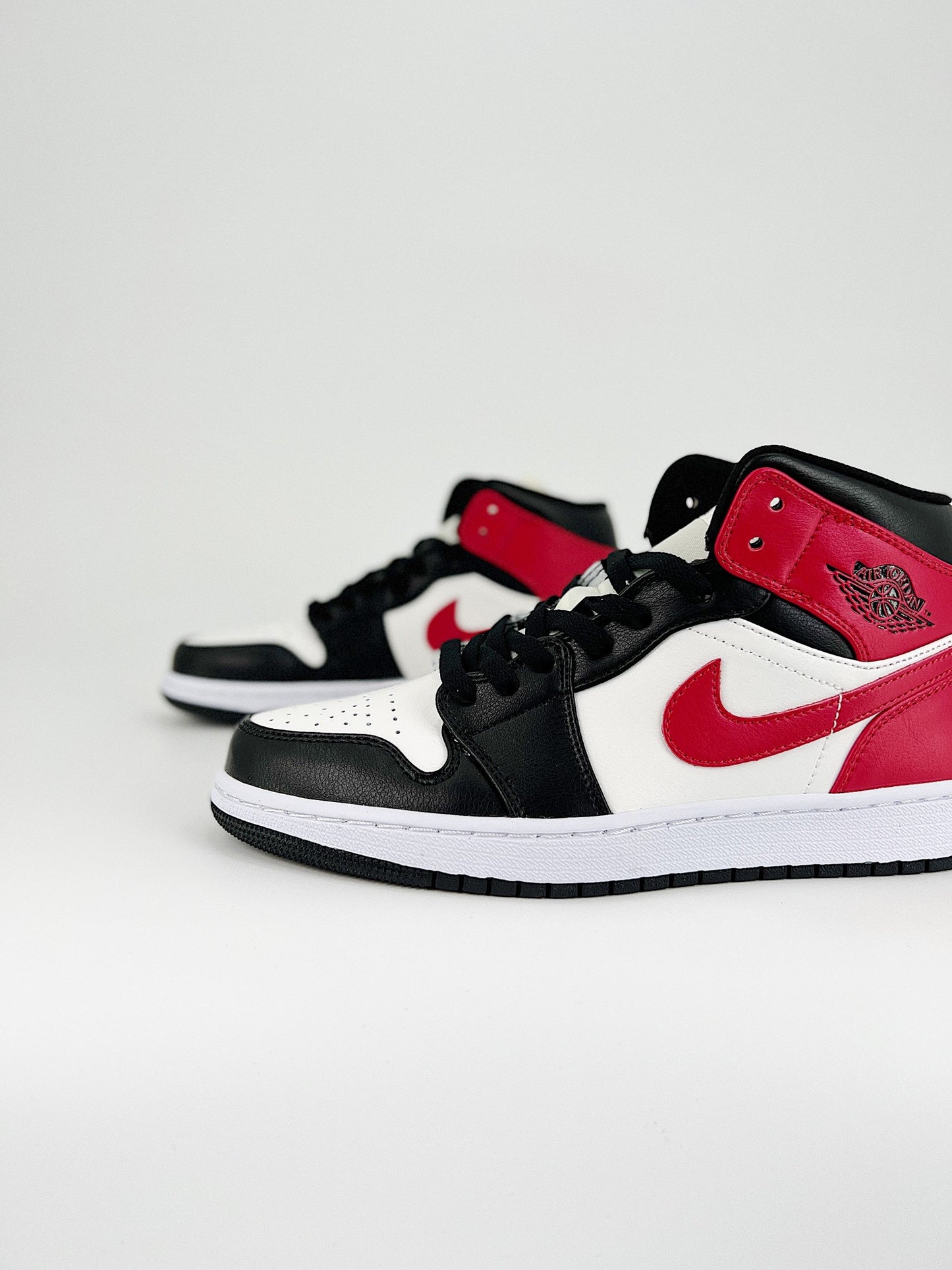 Nike Air Jordan 1 Mid Black Toe