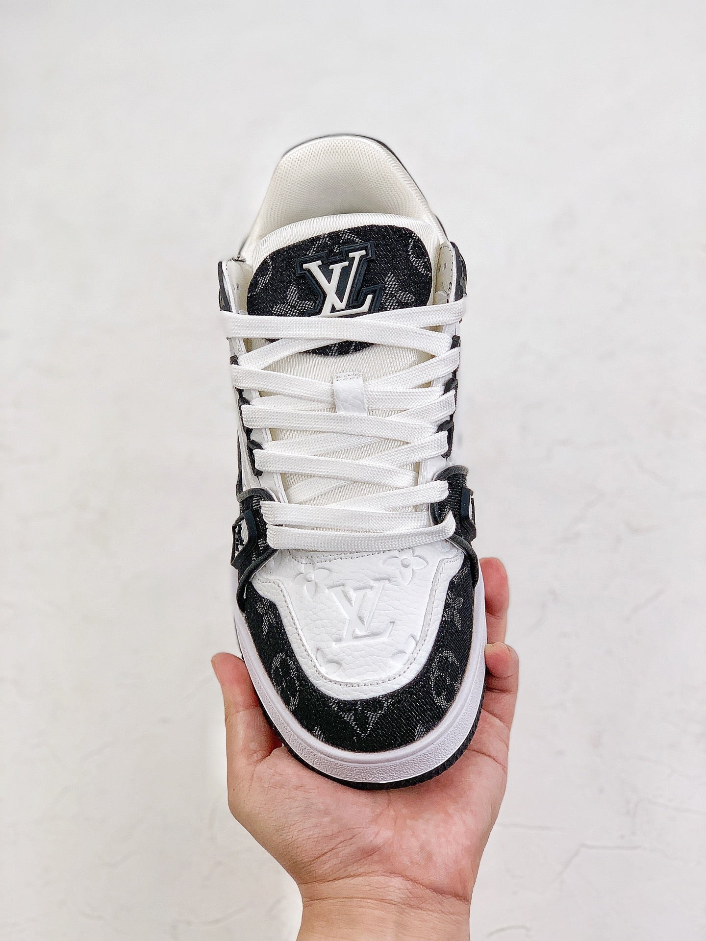 LOUIS VUITTON Trainer White Black