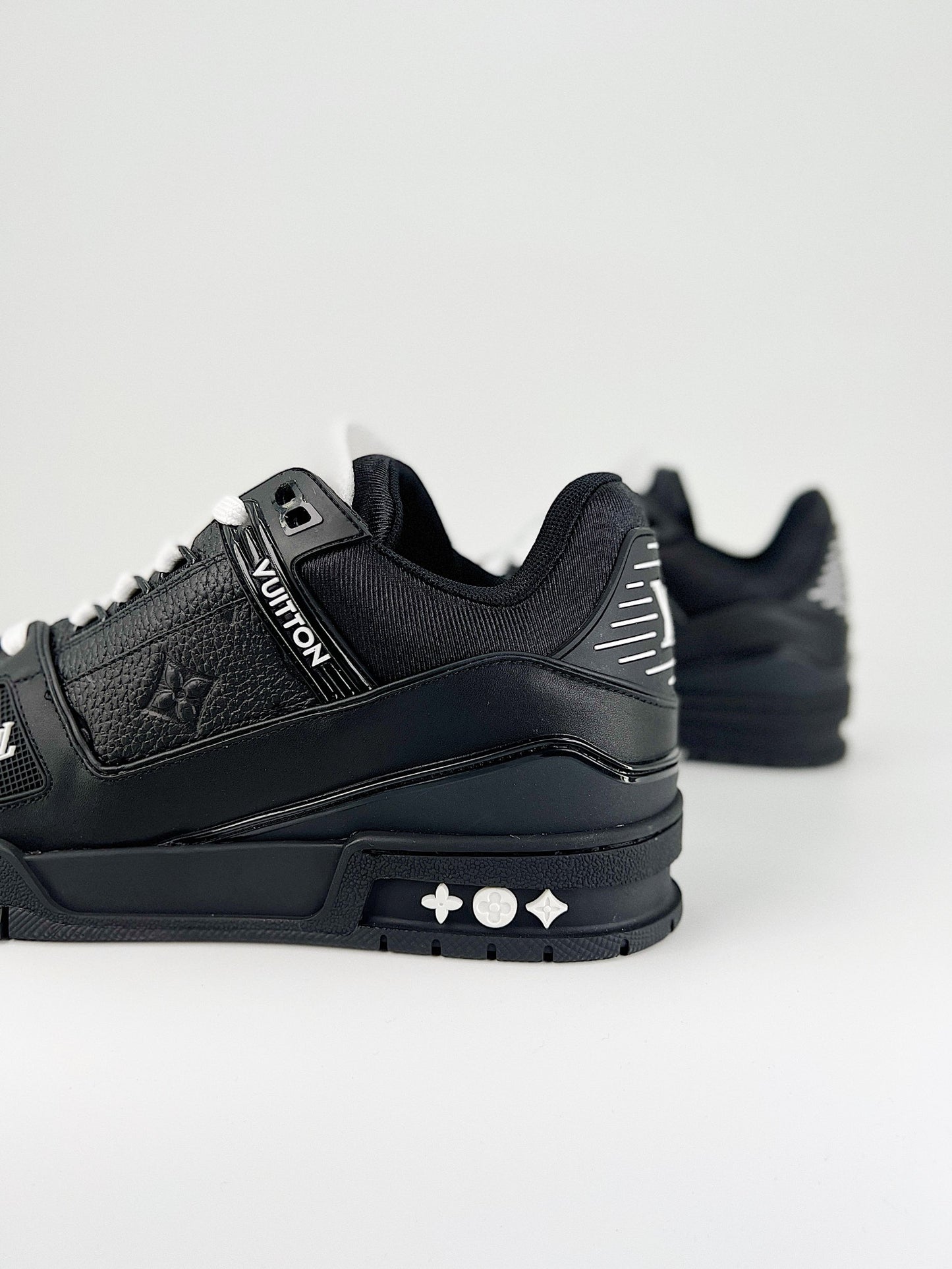 LOUIS VUITTON Trainer Black