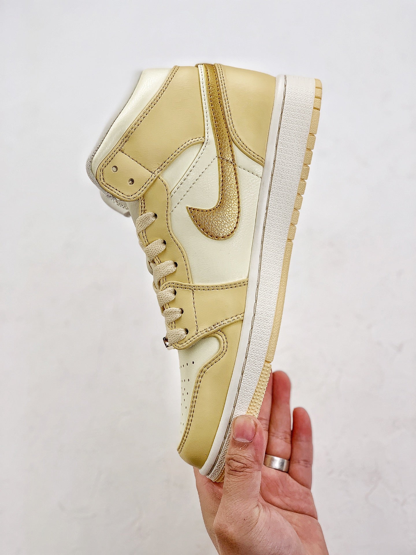 Nike Air Jordan 1 Mid Vanille Gold