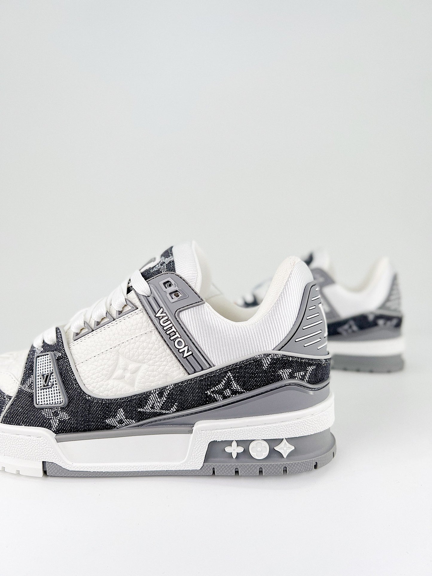 LOUIS VUITTON Trainer White Grey