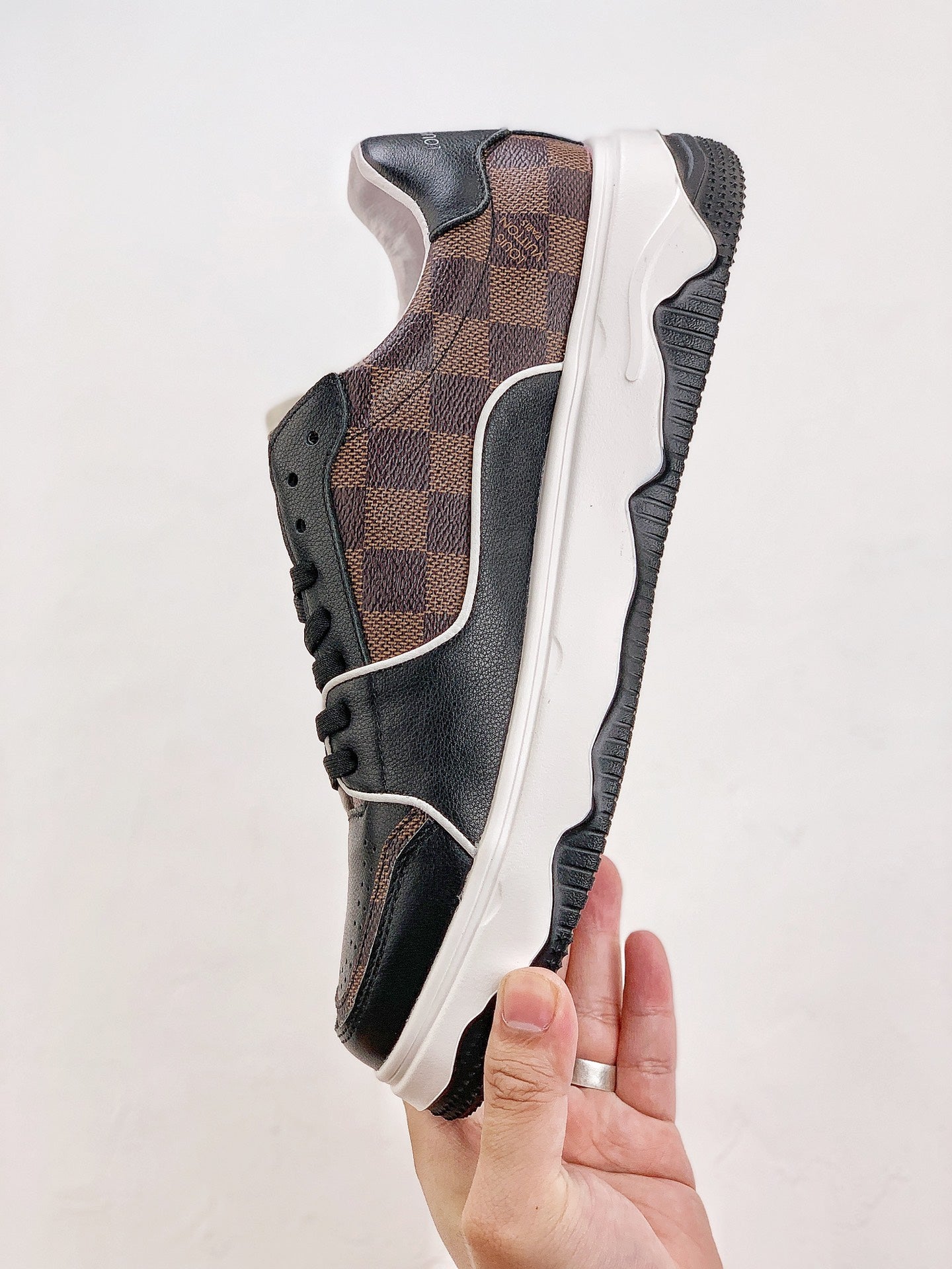 LOUIS VUITTON Trainer Brown