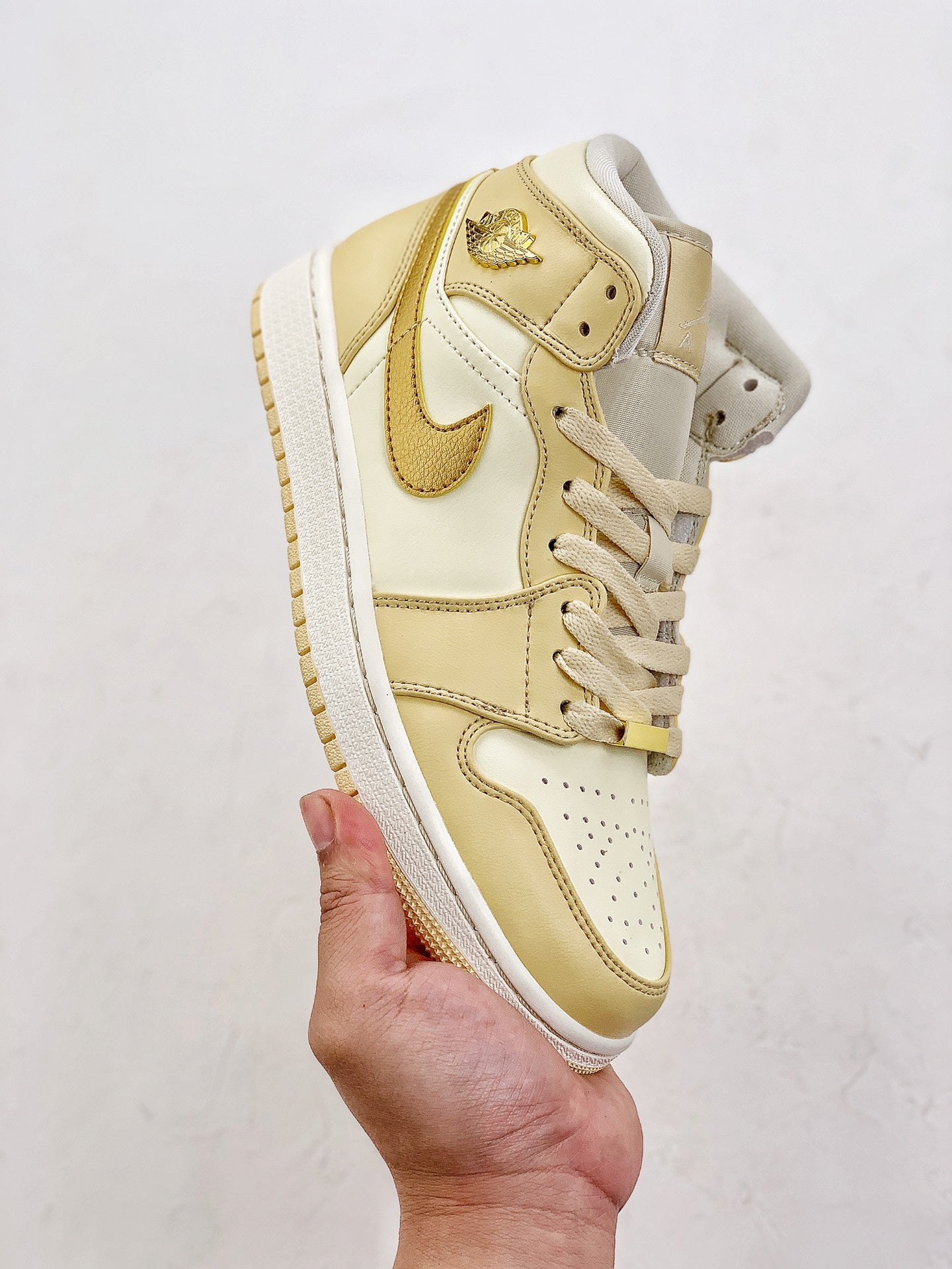 Nike Air Jordan 1 Mid Vanille Gold