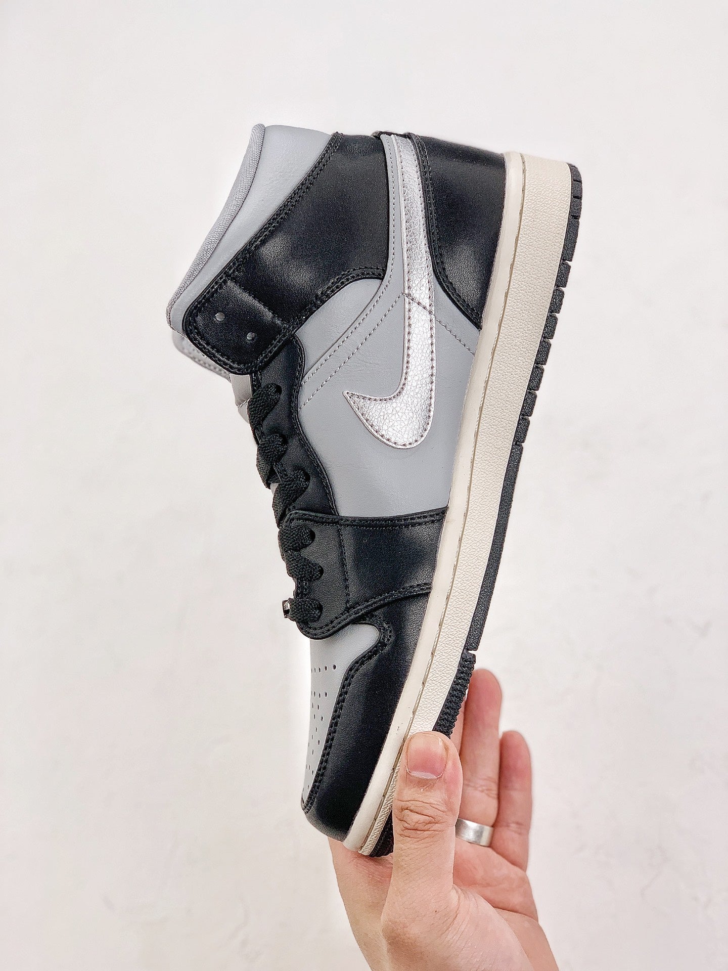 Nike Air Jordan 1 Mid Schwarz Chrom