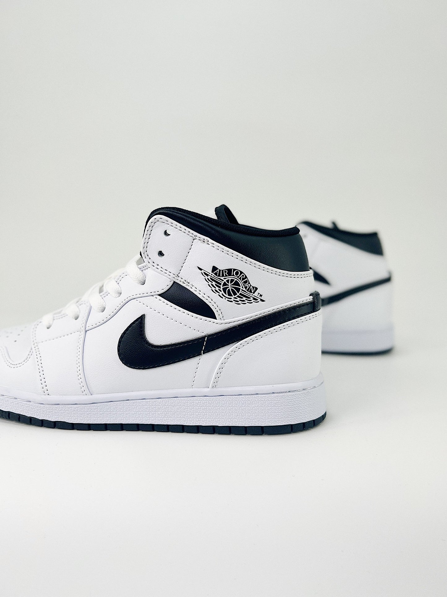 ﻿Nike Air Jordan 1 Mid White Black