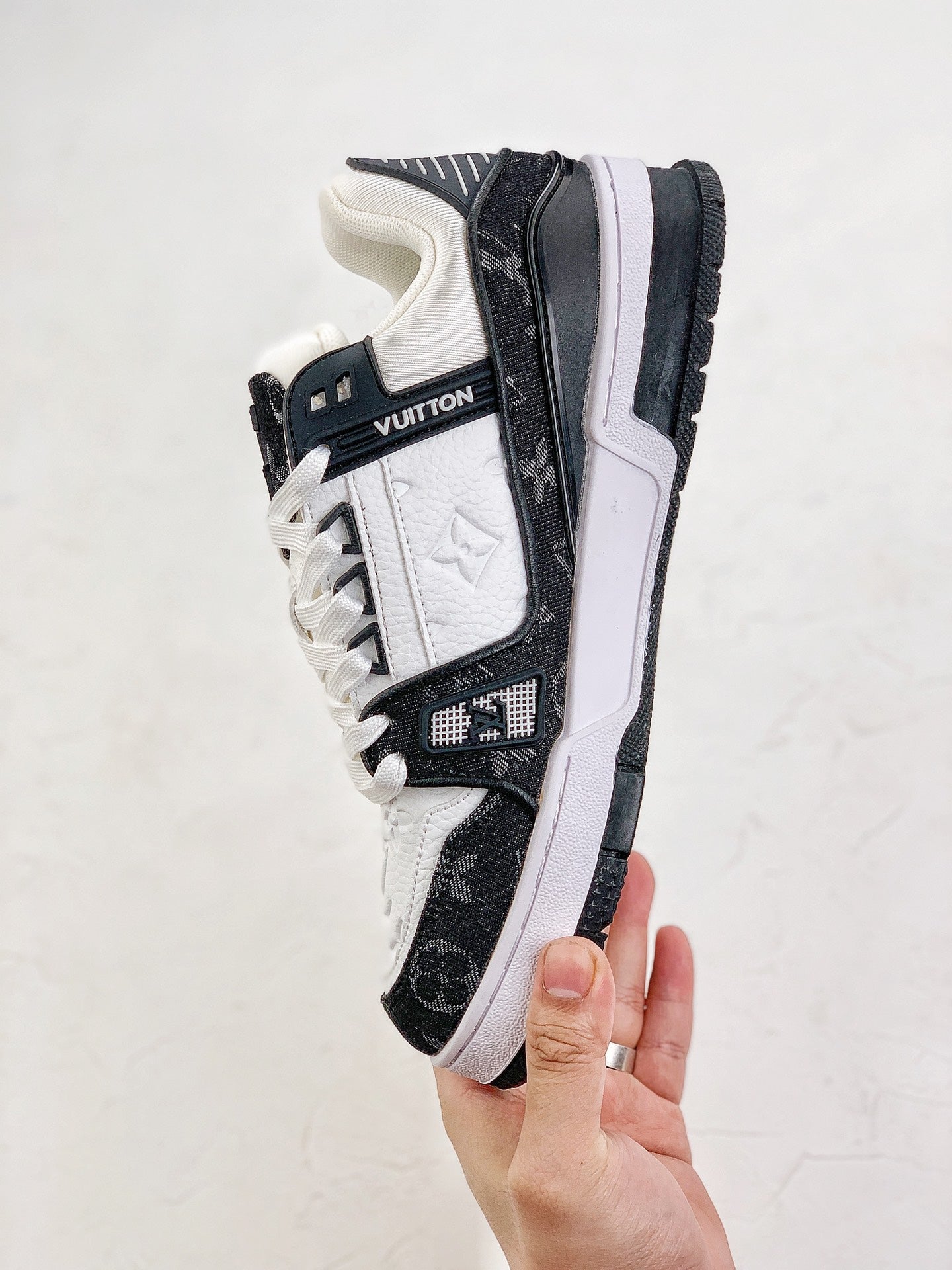 LOUIS VUITTON Trainer White Black