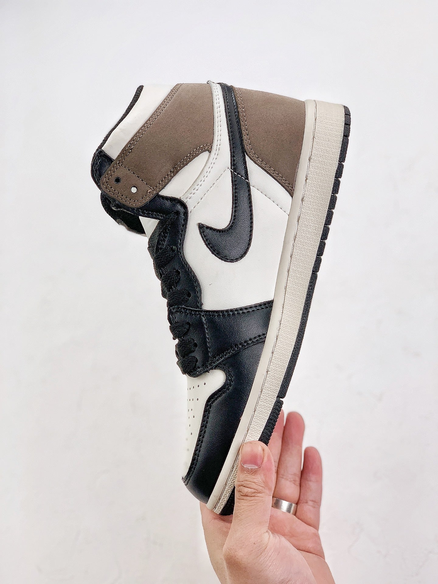 Nike Air Jordan 1 Retro High Dark Mocha