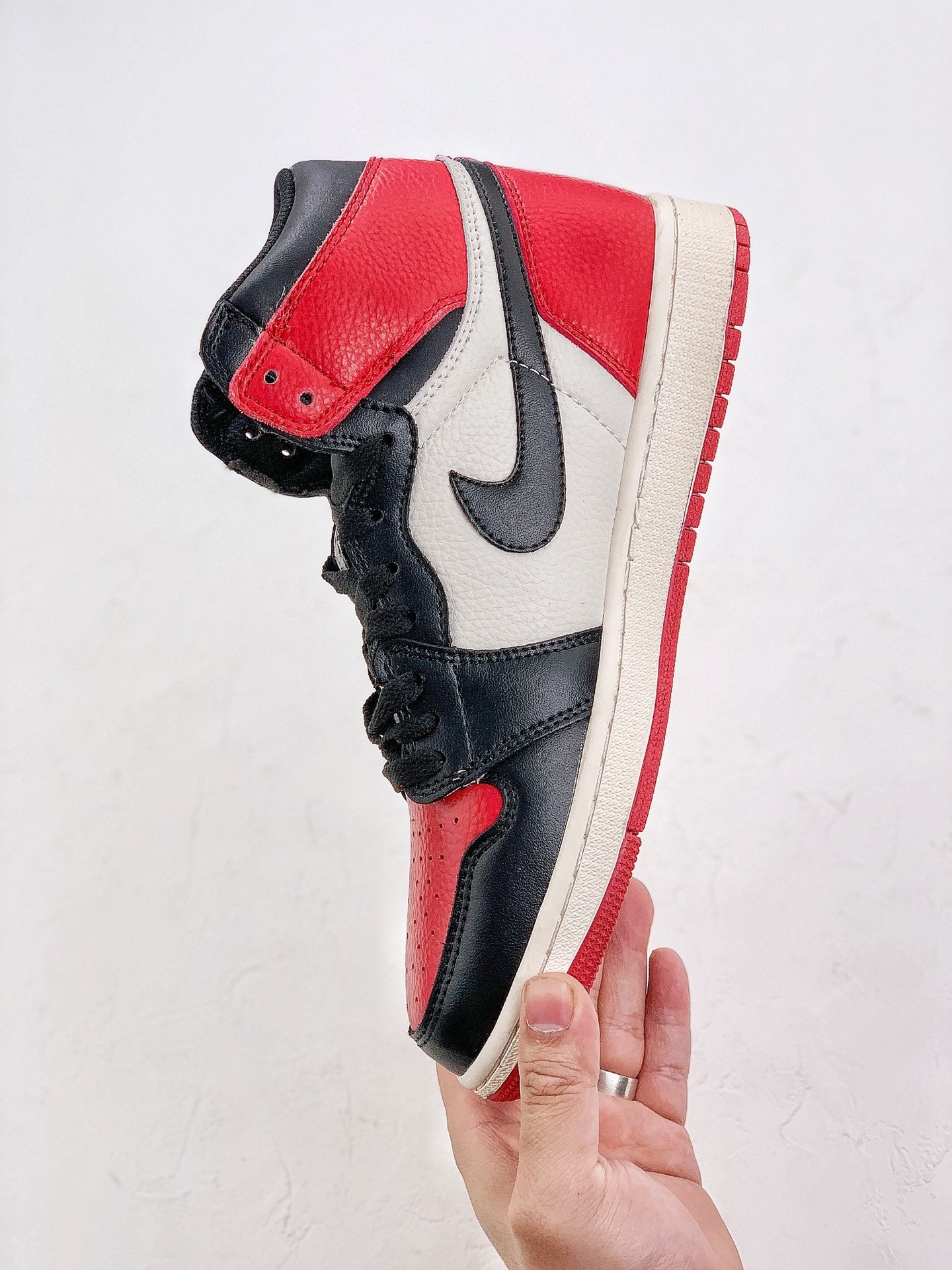 Nike Air Jordan 1 Retro High OG Bred Toe