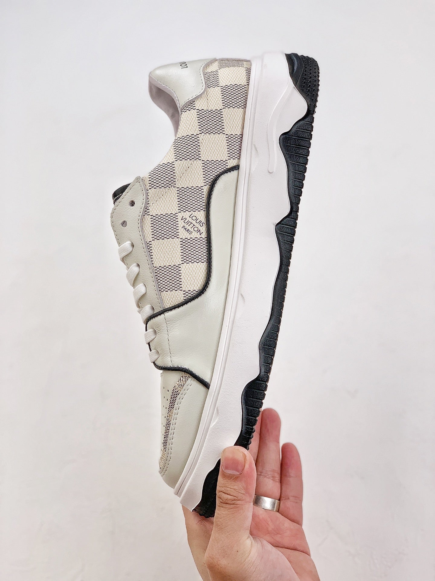 LOUIS VUITTON Trainer White