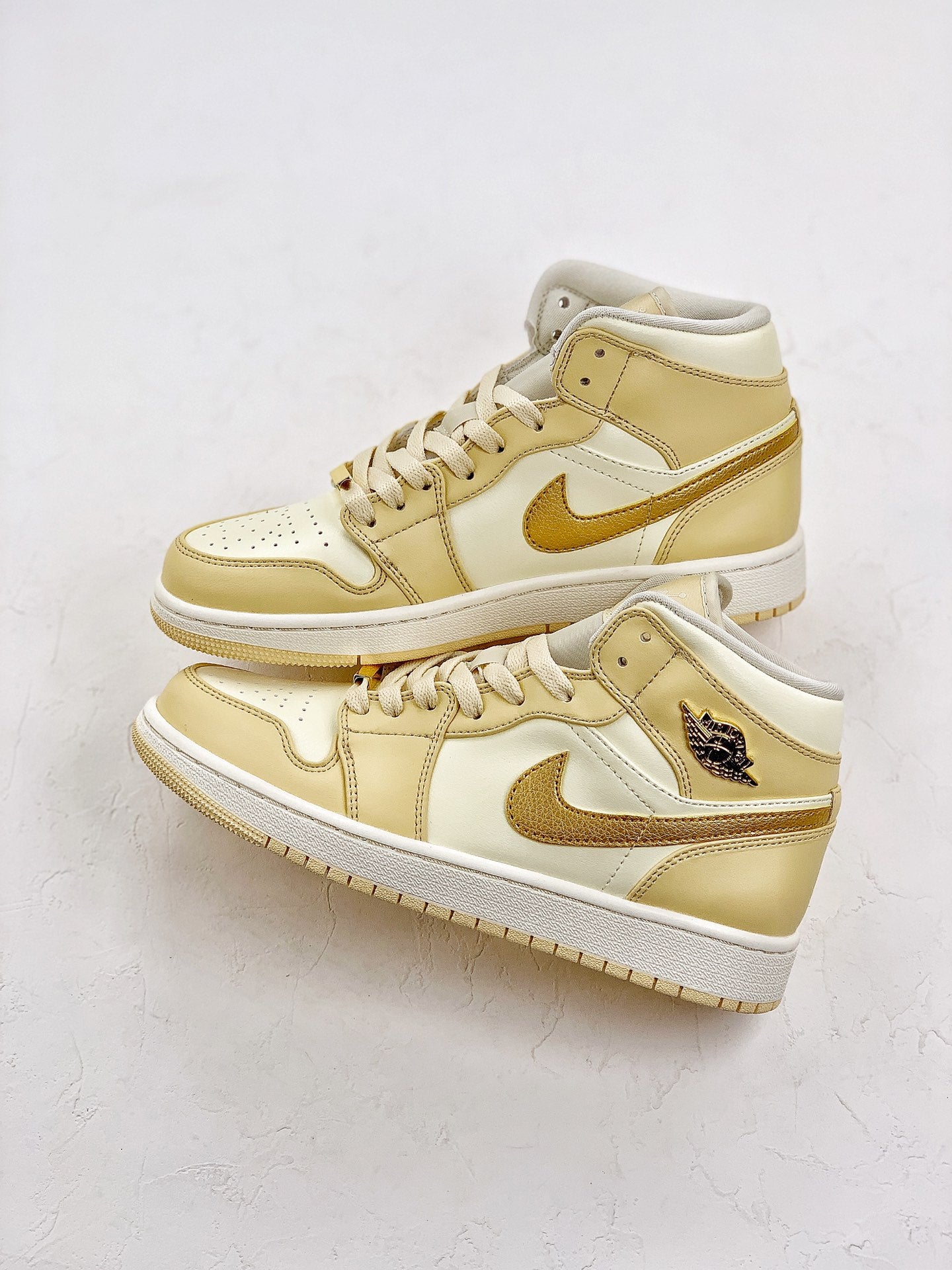 Nike Air Jordan 1 Mid Vanille Gold